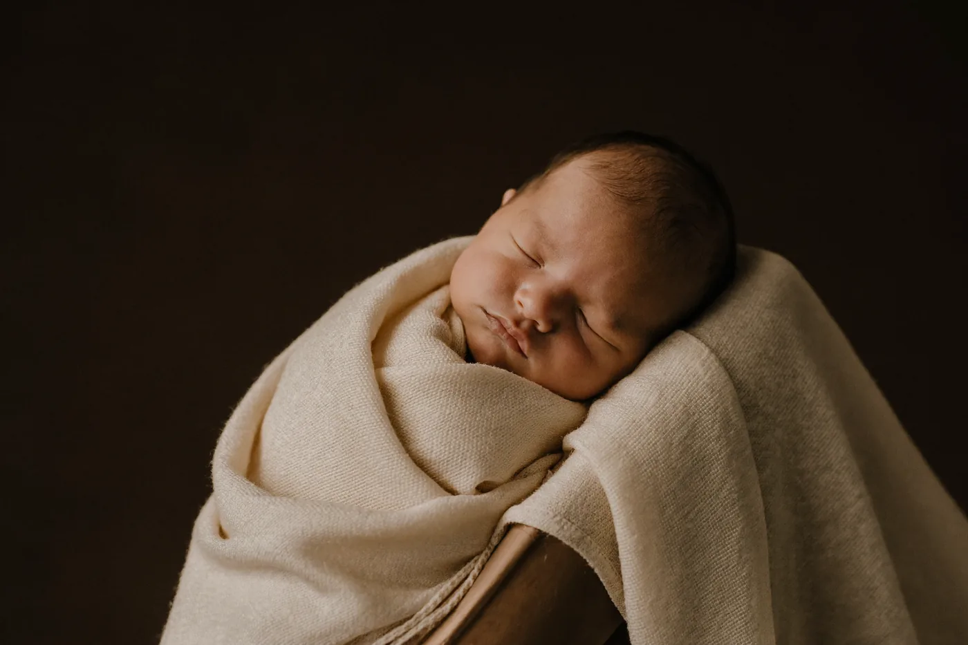 Babyfotografie – Neugeborenes bei einer Newborn-Session im Studio